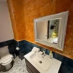 My Travel House בית הארחה 3*